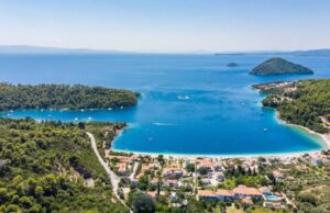 Η Σκόπελος, το ομορφότερo νησί για τους Γάλλους – «Αναβίωση» του Mamma Mia σε βράχο ύψους 100 μέτρων