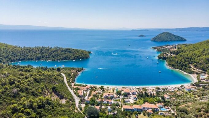 Η Σκόπελος, το ομορφότερo νησί για τους Γάλλους – «Αναβίωση» του Mamma Mia σε βράχο ύψους 100 μέτρων