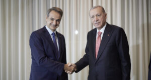 Gov’t sources on Mitsotakis-Erdogan meeting: Commitment to maintaining positive climate confirmed