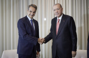 Gov’t sources on Mitsotakis-Erdogan meeting: Commitment to maintaining positive climate confirmed