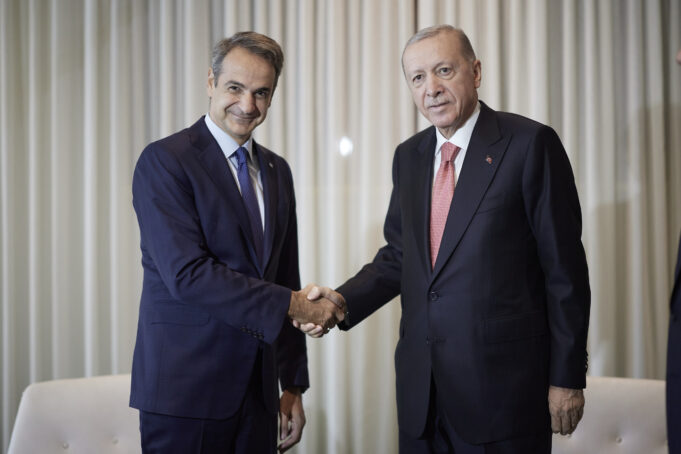 Gov’t sources on Mitsotakis-Erdogan meeting: Commitment to maintaining positive climate confirmed