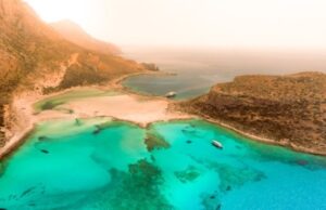 Πρωταγωνίστρια η Κρήτη σε αεροπορικές αφίξεις και διεθνή τουριστικά βραβεία