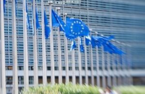 Young Greeks leave home in their 30s, exceeding the EU average, Eurostat finds