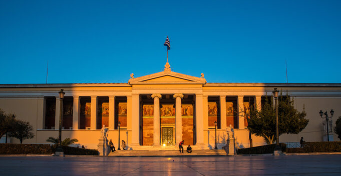 Μπρος γκρεμός και πίσω ρέμα