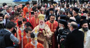 Σε λαϊκό προσκύνημα το σκήνωμα του Αρχιεπισκόπου Αναστασίου – Την Πέμπτη η κηδεία στα Τίρανα
