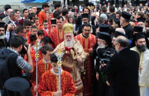Σε λαϊκό προσκύνημα το σκήνωμα του Αρχιεπισκόπου Αναστασίου – Την Πέμπτη η κηδεία στα Τίρανα