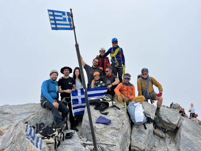 Η ιστορία του Πανάγου που θέλει να σκαρφαλώσει στο Κιλιμάντζαρο με τη βοήθεια των φίλων του