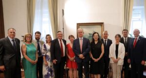 Συνάντηση του Προέδρου της Βουλής με το νέο προεδρείο της Πα.Δ.Ε.Ε.