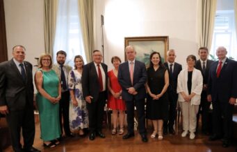 Συνάντηση του Προέδρου της Βουλής με το νέο προεδρείο της Πα.Δ.Ε.Ε.