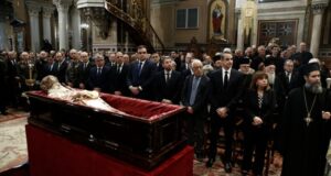 Σε λαϊκό προσκύνημα, στη Μητρόπολη Αθηνών, η σορός του Αρχιεπισκόπου Αναστασίου