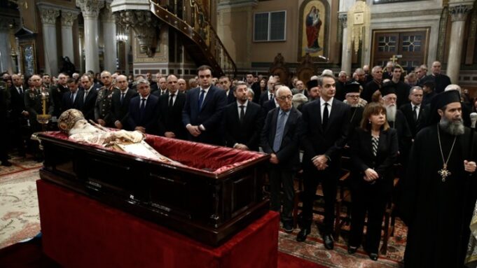 Σε λαϊκό προσκύνημα, στη Μητρόπολη Αθηνών, η σορός του Αρχιεπισκόπου Αναστασίου