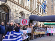 Ομογενείς στην Νέα Υόρκη διαδήλωσαν για τα Τέμπη ζητώντας δικαιοσύνη