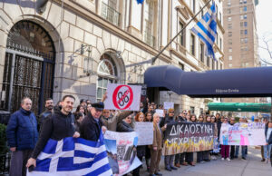 Ομογενείς στην Νέα Υόρκη διαδήλωσαν για τα Τέμπη ζητώντας δικαιοσύνη
