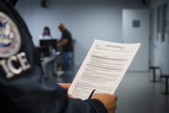 Σχεδόν 1,5 εκατ. μετανάστες στη λίστα της ICE για απέλαση- Ανάμεσά τους 211 Έλληνες