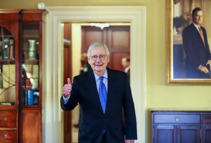Δεν θα διεκδικήσει επανεκλογή ο Mitch McConell