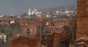 Στα πλίνθινα χωριά των Κορεστείων