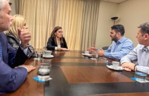 Συνάντηση Όλγας Κεφαλογιάννη με τουριστικούς φορείς της Σαντορίνης