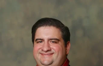 Ο Τζέιμς Ρόκας διορίστηκε αναπληρωτής υφυπουργός Εμπορίου για τη Βιομηχανία και την Ασφάλεια