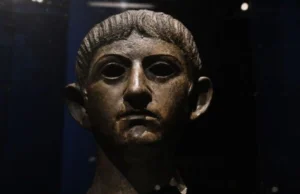 «Οι Βίοι των Καισάρων»: 2.000 χρόνια μετά, στη λίστα των μπεστ-σέλερ