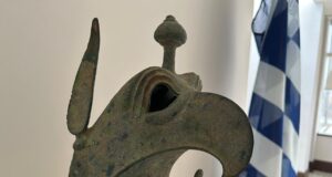 Επιστρέφει στην Ελλάδα η χάλκινη κεφαλή του γρύπα από την Αρχαία Ολυμπία