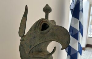 Επιστρέφει στην Ελλάδα η χάλκινη κεφαλή του γρύπα από την Αρχαία Ολυμπία