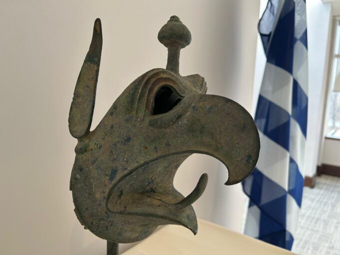 Επιστρέφει στην Ελλάδα η χάλκινη κεφαλή του γρύπα από την Αρχαία Ολυμπία