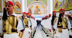 Στον Αγιο Νικόλαο η πανηγυρική υποδοχή των Ευζώνων – Ενθουσιώδης η παρέλαση προς το Bowling Green