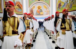 Στον Αγιο Νικόλαο η πανηγυρική υποδοχή των Ευζώνων – Ενθουσιώδης η παρέλαση προς το Bowling Green