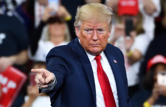 Τραμπ: «Ειρήνη τώρα ή μεγαλύτερη τραγωδία για το Ιράν»