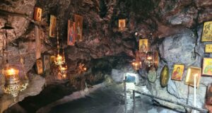 Εκεί που το βουνό συναντά την πίστη και το αγίασμα αναβλύζει μέσα σε μια σπηλιά