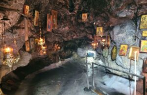 Εκεί που το βουνό συναντά την πίστη και το αγίασμα αναβλύζει μέσα σε μια σπηλιά