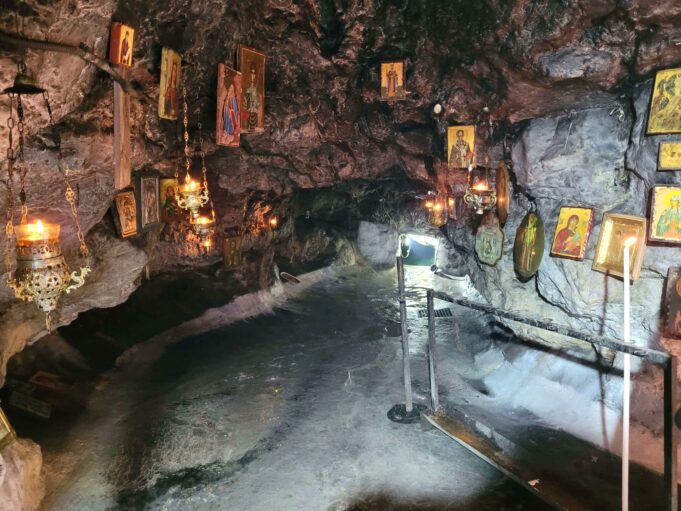 Εκεί που το βουνό συναντά την πίστη και το αγίασμα αναβλύζει μέσα σε μια σπηλιά