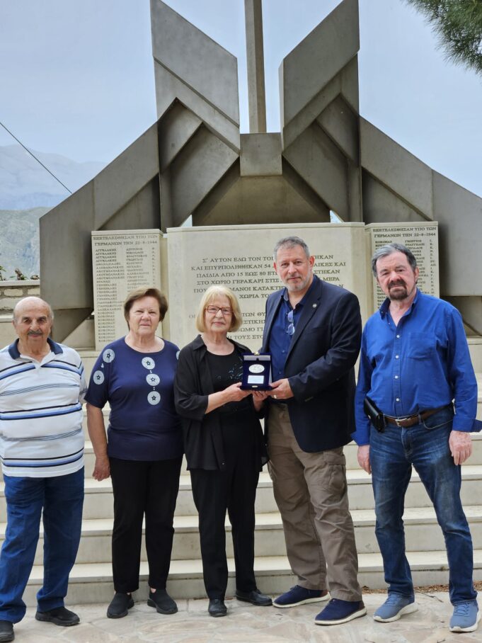 To κοριτσάκι που είχε φιλέψει τον Καζαντζάκη και τον Κακριδή στο Γερακάρι, τίμησε ο πρόεδρος του Παγκοσμίου Συμβουλίου Κρητών