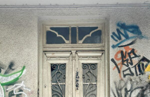 Μια φωτογραφική διαδρομή στη Θεσσαλονίκη μέσα από τις πόρτες της