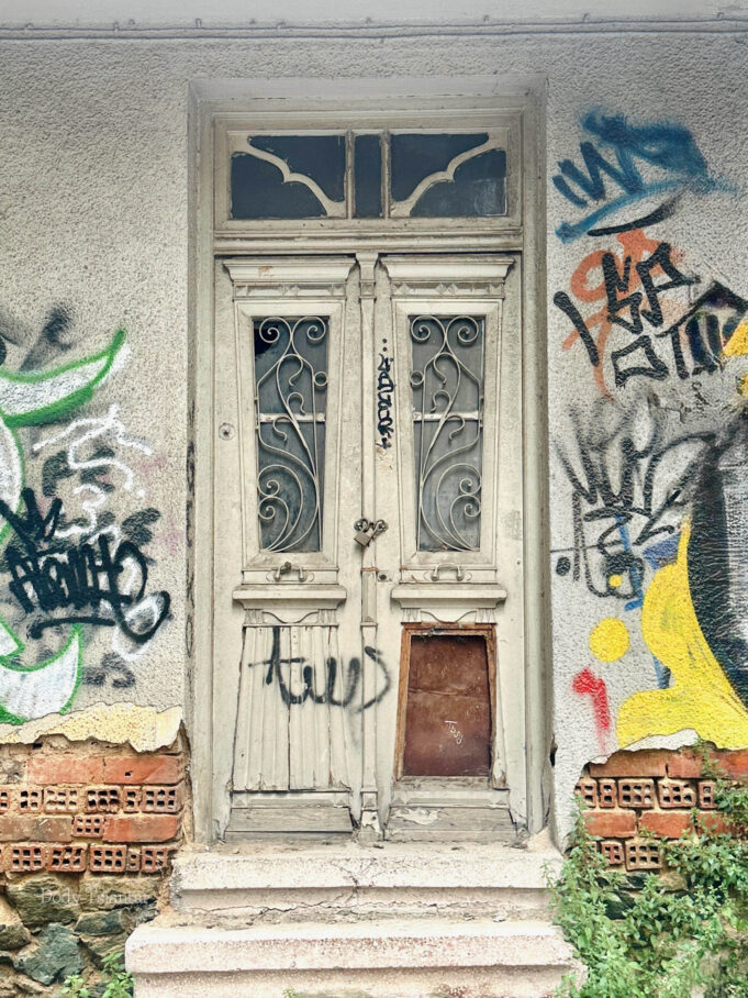 Μια φωτογραφική διαδρομή στη Θεσσαλονίκη μέσα από τις πόρτες της