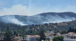 Ολονύχτια μάχη με τις φλόγες θα δώσουν οι πυροσβεστικές δυνάμεις στη Χίο