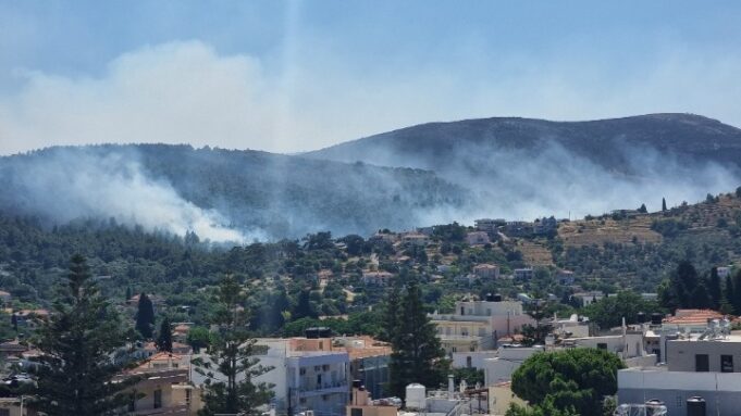 Ολονύχτια μάχη με τις φλόγες θα δώσουν οι πυροσβεστικές δυνάμεις στη Χίο