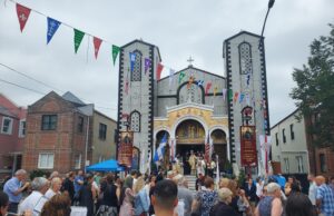 Πλήθος πιστών στην περιφορά της θαυματουργού εικόνας της Οσίας Ειρήνης Χρυσοβαλάντου