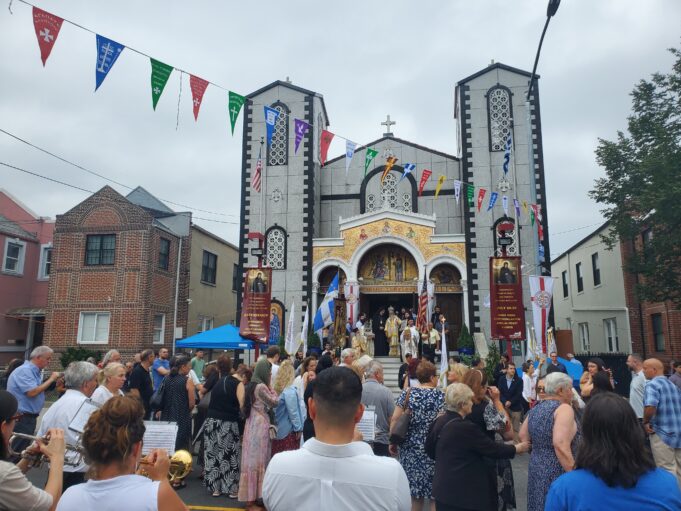 Πλήθος πιστών στην περιφορά της θαυματουργού εικόνας της Οσίας Ειρήνης Χρυσοβαλάντου