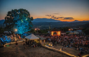 «Γιατί ‘ναι μαύρα τα βουνά 2025»: Ταξίδι από την Κόνιτσα στο κέντρο της Μουσικής και της ανθρώπινης σύνδεσης