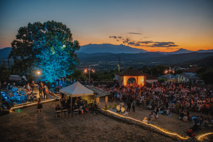 «Γιατί ‘ναι μαύρα τα βουνά 2025»: Ταξίδι από την Κόνιτσα στο κέντρο της Μουσικής και της ανθρώπινης σύνδεσης