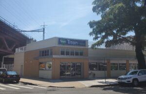 “Σα να μην πέρασε μια μέρα”: Καλωσορίσατε στο νέο “Τιτάν” στην οδό Steinway της Αστόρια και στον αριθμό 23-53