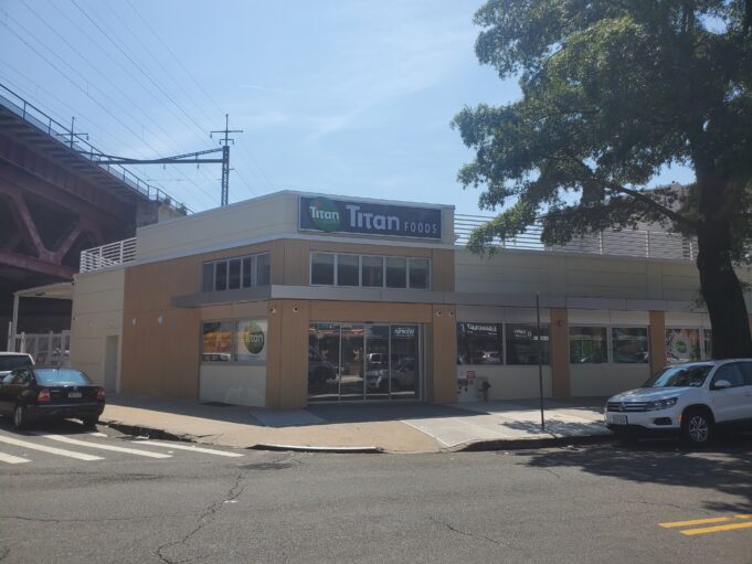 “Σα να μην πέρασε μια μέρα”: Καλωσορίσατε στο νέο “Τιτάν” στην οδό Steinway της Αστόρια και στον αριθμό 23-53