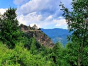 Στην «αγκαλιά» ενός βράχου η μονή Μεταμορφώσεως στην προσφυγική Πρασινάδα