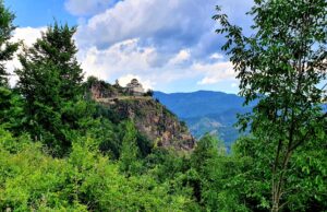 Στην «αγκαλιά» ενός βράχου η μονή Μεταμορφώσεως στην προσφυγική Πρασινάδα