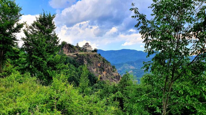 Στην «αγκαλιά» ενός βράχου η μονή Μεταμορφώσεως στην προσφυγική Πρασινάδα
