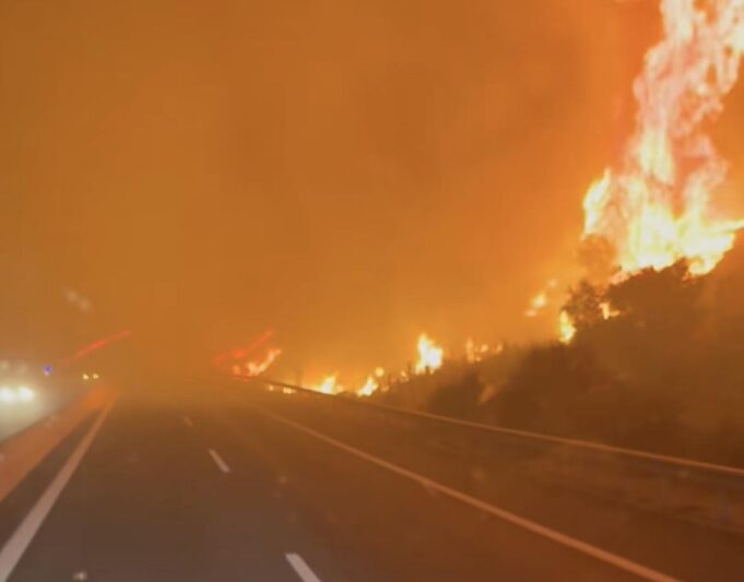Νέες πυρκαγιές τη νύχτα σε Μέγαρα και Κεφαλονιά- Ολονύκτια μάχη με τις φλόγες σε Αχαΐα, Πρέβεζα, Ιωάννινα, Χίο και Ζάκυνθο