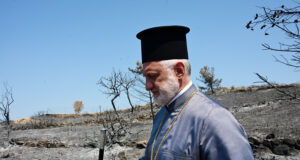 Στις καμμένες εκτάσεις της βόρειας Χίου ο Αρχιεπίσκοπος Ελπιδοφόρος – ‘Δεν αγαπάς τον Θεό, αν δεν αγαπάς και δεν προσέχεις τη Δημιουργία Του’