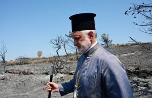 Στις καμμένες εκτάσεις της βόρειας Χίου ο Αρχιεπίσκοπος Ελπιδοφόρος – ‘Δεν αγαπάς τον Θεό, αν δεν αγαπάς και δεν προσέχεις τη Δημιουργία Του’