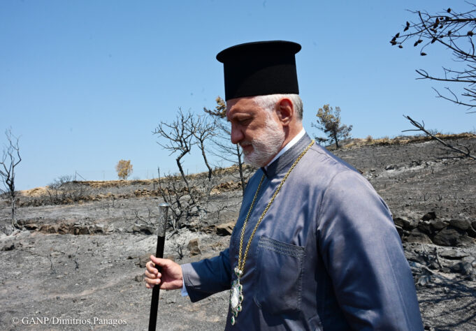 Στις καμμένες εκτάσεις της βόρειας Χίου ο Αρχιεπίσκοπος Ελπιδοφόρος – ‘Δεν αγαπάς τον Θεό, αν δεν αγαπάς και δεν προσέχεις τη Δημιουργία Του’
